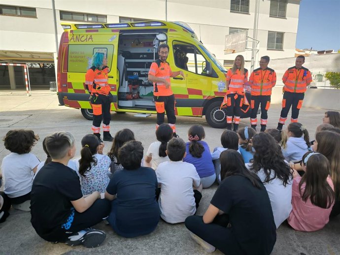 El SAMU 061 pide a los alumnos del CEIP Son Serra y del Alaró que hagan dibujos relacionados para dsecorar la ambulancia pediátrica