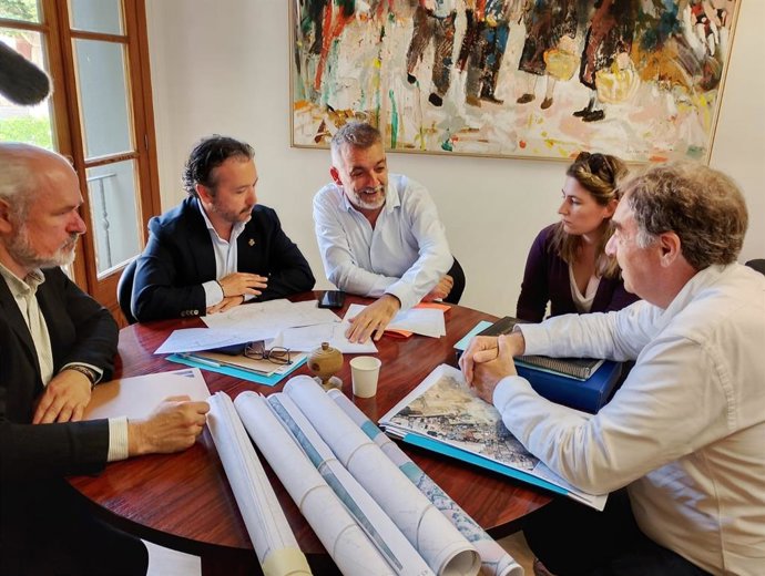 El conseller insular de Territorio, Movilidad e Infraestructuras, Fernando Rubio, en la reunión con el alcalde de Sencelles, Joan Carles Verd.