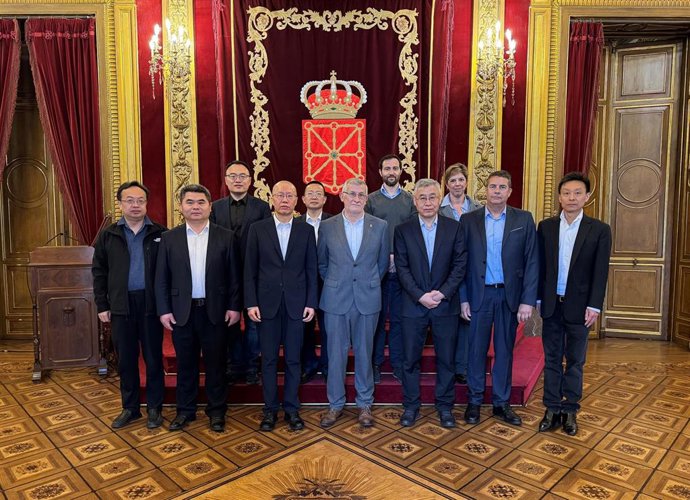 El vicepresidente Taberna junto con la delegación de Yankuang Energy Group en el Palacio de Navarra.
