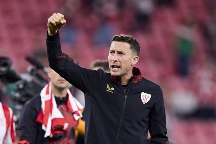 Oscar de Marcos of Athletic Club reacts during the UEFA Europa League 2024/25 Semi Final First Leg match between Athletic Club and Manchester United at San Mames on May 1, 2025, in Bilbao, Spain.