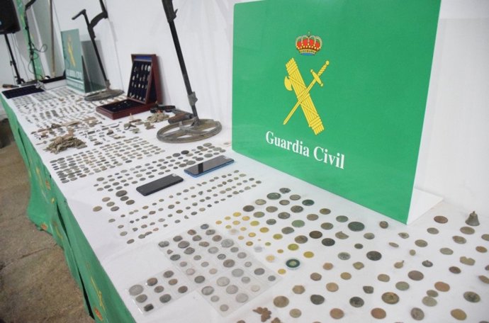 Monedas antiguas interceptadas en una operación de la Guardia Civil e Interpol.