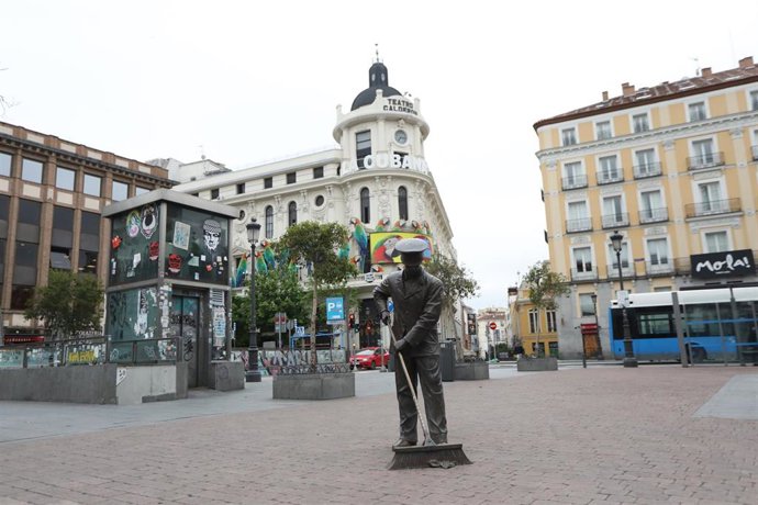 Archivo - Estatua de un barrendero en la Plaza de Jacinto Benavente junto a la fachada del Teatro Calderón.