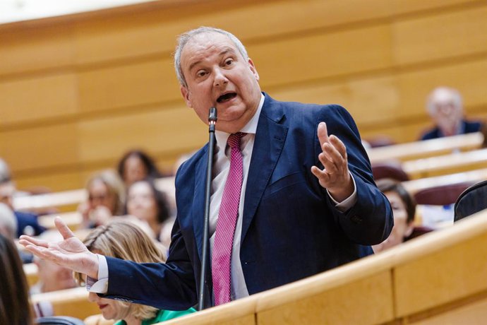 El ministro de Industria y Turismo, Jordi Hereu, durante una sesión de control al Gobierno, en el Senado, a 20 de mayo de 2025, en Madrid (España). El Partido Popular ha vuelto a llevar a la sesión de control al Gobierno del Senado el rescate de Air Europ
