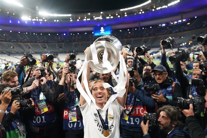 Archivo - 28 May 2022, France, Paris: Real Madrid's Luka Modric celebrates with the trophy after the UEFA Champions League final soccer match between Liverpool FC and Real Madrid CF at the Stade de France. Photo: -/Spada/LaPresse via ZUMA Press/dpa