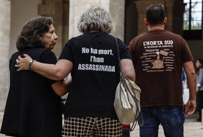 Familiares de las víctimas a su salida tras una reunión con el presidente del Gobierno, en la  Delegación del Gobierno en la Comunitat Valenciana, a 22 de mayo de 2025, en Valencia