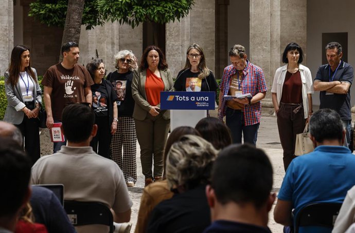 Associacions de víctimes de la dana del 29 d'octubre compareixen davant dels mitjans després de reunir-se amb el president del Govern, Pedro Sánchez