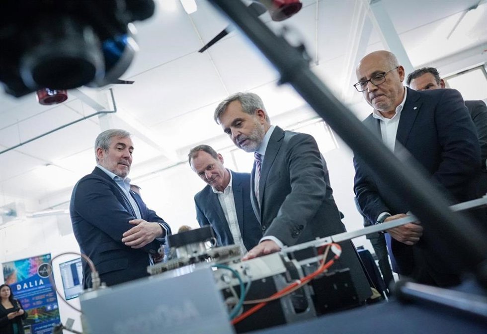 El presidente de Canarias, Fernando Clavijo, en su visita a Aerosystem junto al presidente del Cabildo de Gran Canaria, Antonio Morales, y el alcalde de Agüimes, Óscar Hernández