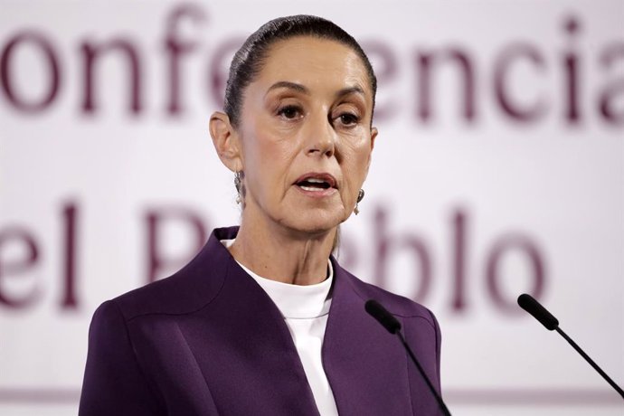 Archivo - Arquivo - 04 de março de 2025, México, Cidade do México: A presidente do México, Claudia Sheinbaum Pardo, anuncia que o México retaliará as tarifas do presidente dos EUA, Donald Trump, durante uma reunião no Palácio Nacional. Foto: Luis Barron/e