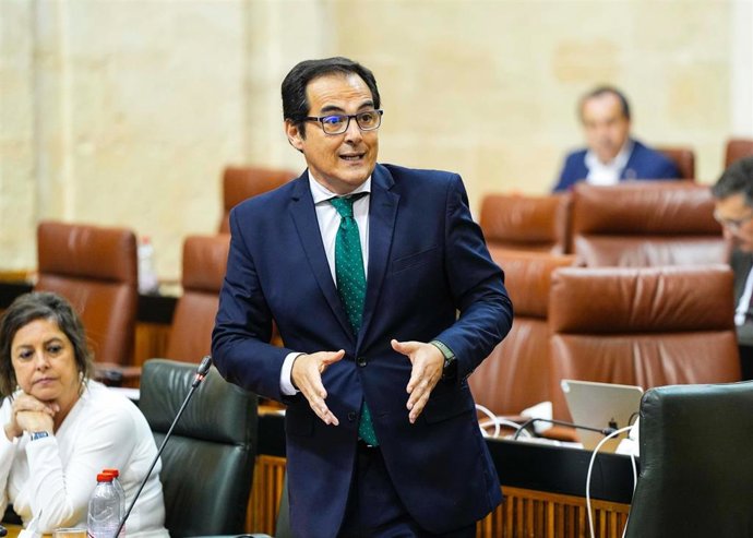 El consejero de Justicia, Administración Local y Función Pública, José Antonio Nieto, en el Pleno del Parlamento de Andalucía.