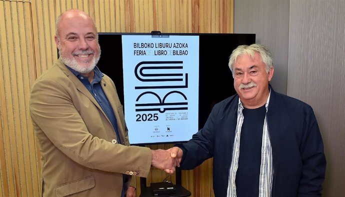 Fernando López de Eguilaz, director de Sostenibilidad en Kutxabank, junto a Asier Muniategi, presidente de la Cámara del Libro de Euskadi