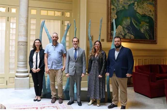 El presidente del Parlament, Gabriel Le Senne, reibe en audiencia a miembros de Habtur, Antoni Barcelo.