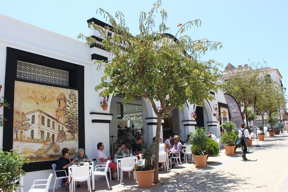 Archivo - Tres empresas optan a la explotación del mercado de abastos de Estepona 