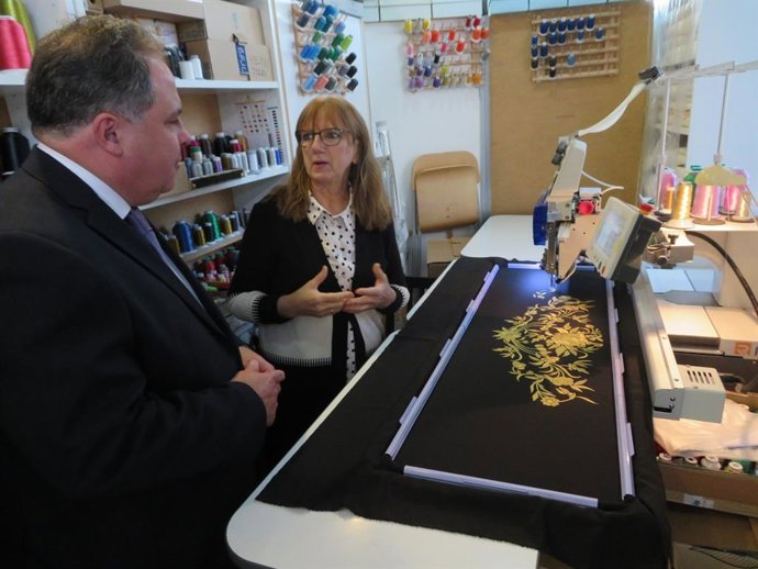 El delegado de Empleo, Empresa y Trabajo Autónomo, Juan Carlos Duarte, durante una visita a las instalaciones de una empresa beneficiada por las ayudas.