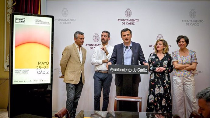 Bruno García presentando el Festival Verso Libre.