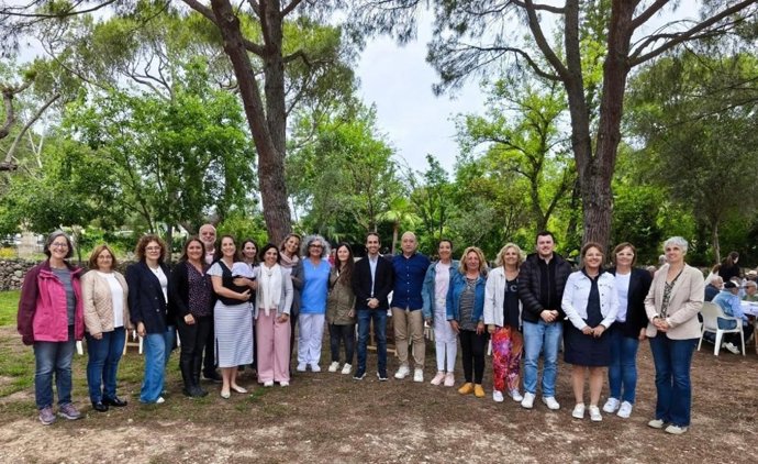 El presidente del Instituto Mallorquín de Asuntos Sociales (IMAS), Guillermo Sánchez, en el 'pancaritat' de la residencia Huialfàs.