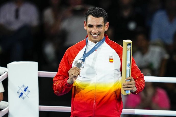 Archivo - El boxeador español Ayoub Ghadfa con su medalla de plata en Paris 2024