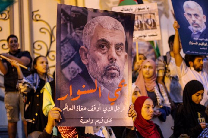 Archivo - 18 October 2024, Tunisia, Tunis: A protest takes place outside the municipal theatre in Tunis against Israel's recent killing of Hamas leader Yahya Sinwar. Protesters held images of Sinwar and waived Palestinian flags and other symbols of the Pa