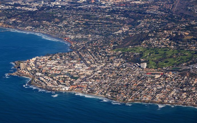 Archivo - January 13, 2024, San Diego, California, USA: SAN DIEGO, CALIFORNIA - JANUARY 13: In an aerial view, waves in the Pacific Ocean crash along the coastal community of La Jolla on January 13, 2024 in San Diego, California.
