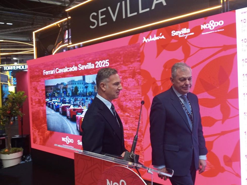 Archivo - El alcalde de Sevilla (d), junto al director de eventos internacionales de Ferrari, Alessandro Cellamare, en el stand de la capital andaluza en Fitur en la pasada edición.