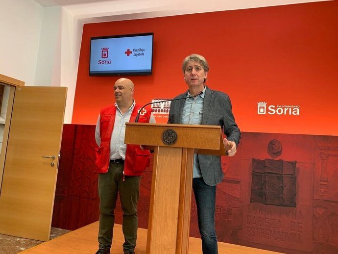 El secretario generla del PSOE en Castilla y León y alcalde de Soria, Carlos Martínez, durante una rueda de prensa con Cruz Roja.