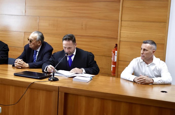 L'expresident de la Diputació de Castelló, Carlos Fabra, i l'expilot de motos, Álex Debón, durant el  judici pel cas 'Aerocas', a l'Audiència Provincial de Castelló, a 19 de maig del 2025