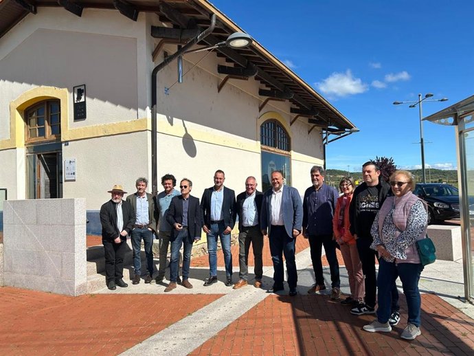 El presidente de la Diputación de León, Gerardo Álvarez Courel (quinto por la derecha), en la estación de FEVE de San Feliz de Torío, que acoge la exposición ‘La mirada cercana de la literatura’. Diputación de León.
