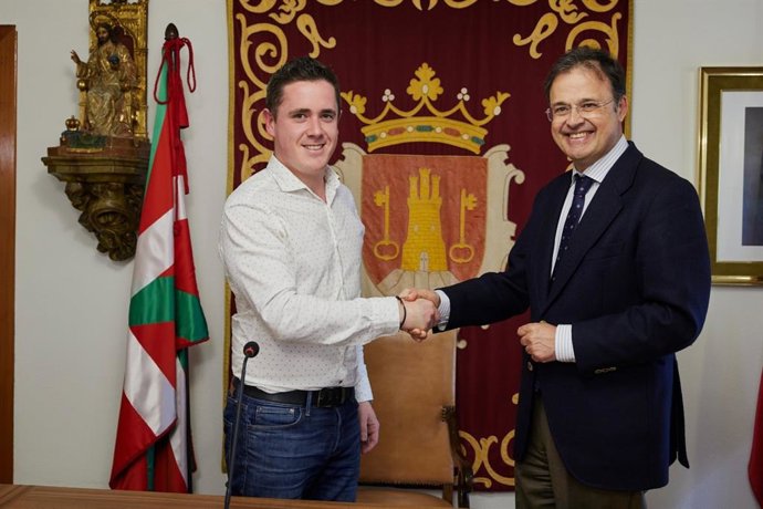 El consejero de Salud del Gobierno Vasco, Alberto Martínez,  y el alcalde de Laguardia, Raul García Ezquerro