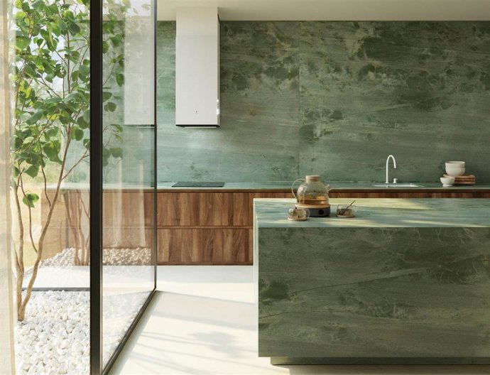 Cocina revestida con la cuarcita Itara de la colección 'Sensa by Cosentino'.