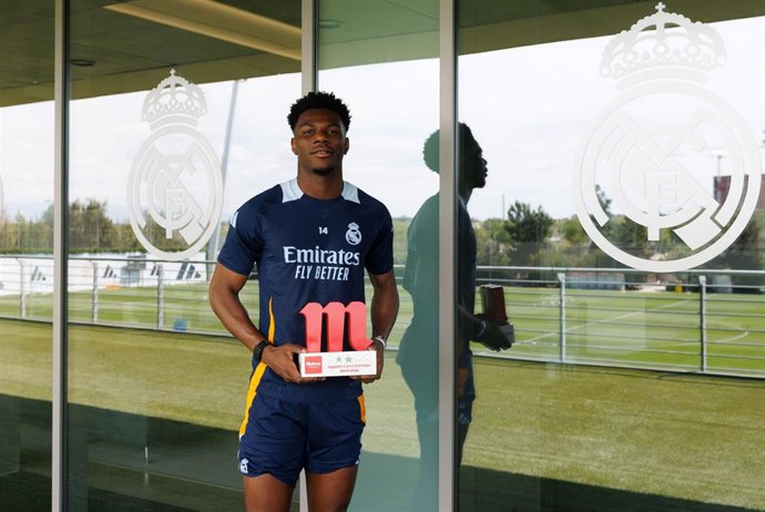 EL futbolista del Real Madrid Aurélien Tchouameni, premiado por Mahou.