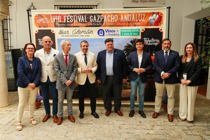 Foto de familia, con el presidente de la Diputación, en el centro de la imagen, en la presentación del Festival Flamenco Gazpacho de Morón, en la Casa de la Cultura de Utrera.