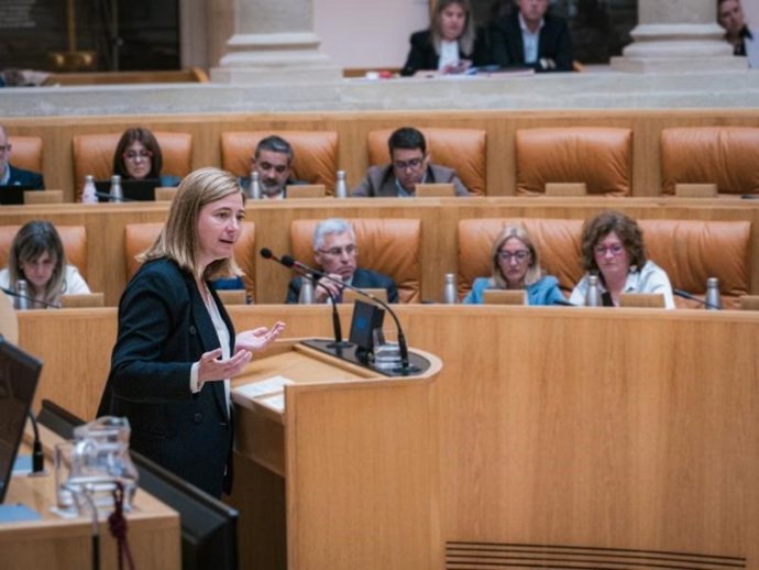 La consejerala consejera de Agricultura, Ganadería, Mundo Rural y Medio Ambiente, Noemí Manzanos, durante su intervención en el Parlamento