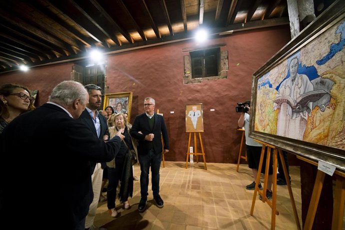 El alcalde de La Laguna, Luis Yeray Gutiérrez, en la inauguración de una exposición sobre Jerónimo Saavedra