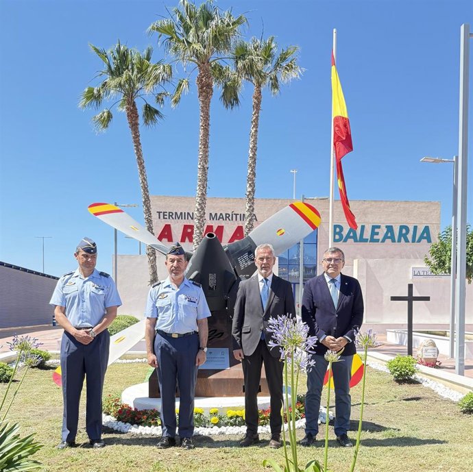 Autoridades civiles y militares ante la hélice cuatripala instalada junto a la terminal marítima