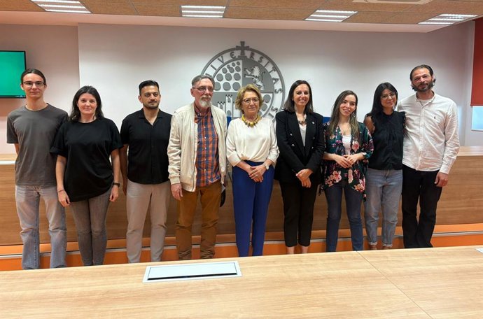 Representantes de las instituciones organizadoras, con los artistas seleccionados