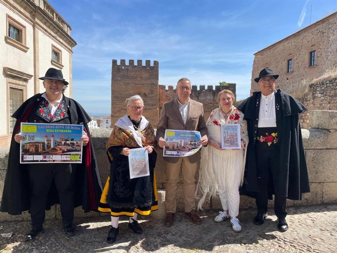 Presentación de la boda extremeña que se representa este sábado en Cáceres por parte del grupo Trébol