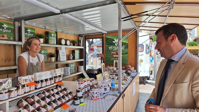 El subdelegado de la Junta de Andalucía en el Campo de Gibraltar, Javier Ros, en la Feria de los Parques Naturales de Cádiz, que se celebra en la Plaza Alta de Algeciras