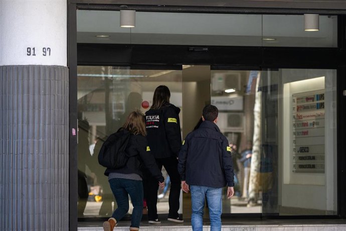 Archivo - Mossos d'Esquadra entran para realizar un registro policial de la Federació Catalana de Fútbol, en la sede de la Federació Catalana de Futbol, a 5 de marzo de 2024, en Barcelona, Catalunya (España)