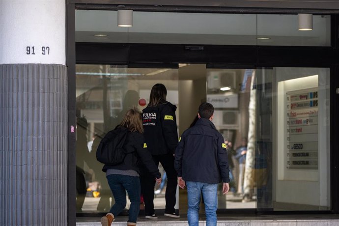 Archivo - Mossos d'Esquadra entran para realizar un registro policial de la Federació Catalana de Fútbol, en la sede de la Federació Catalana de Futbol, a 5 de marzo de 2024, en Barcelona, Catalunya (España). Los registros siguen desde hoy por la mañana e