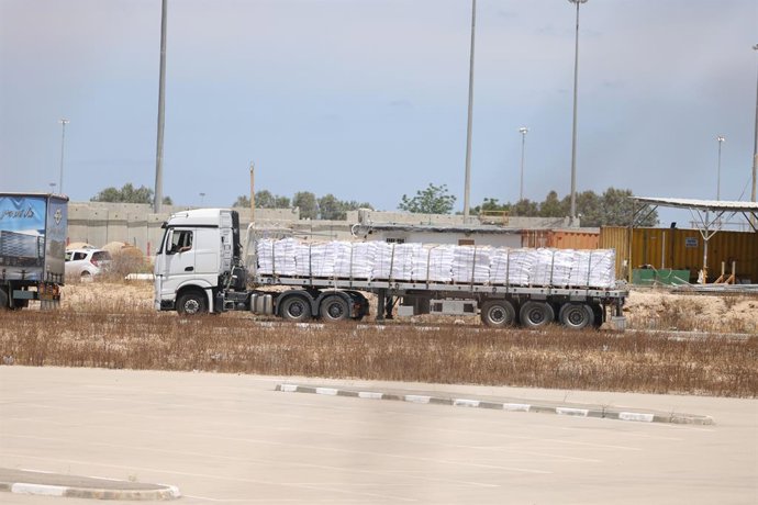 CRUZAMENTO DE KEREM SHALOM, 20 de maio de 2025 -- Um caminhão transportando ajuda é visto no lado israelense do cruzamento de Kerem Shalom, em 20 de maio de 2025. Um total de 93 caminhões das Nações Unidas transportando ajuda humanitária, incluindo farinh