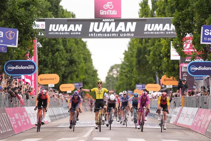 El ciclista Olav Kooij (Team Visma | Lease a Bike) ha ganado este jueves la duodécima etapa del Giro de Italia, disputada entre Modena y Viadana (Oglio-Po) sobre 172 kilómetros