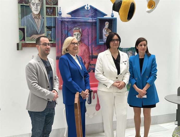 De izquierda a derecha, el coordinador del IAJ, José Luis de la Torre; la presidenta de CajaGranada Fundación, María Elena Martín-Vivaldi, la delegada de Desarrollo Educativo de la Junta, María José Martín, y la responsable del museo, Eloisa del Alisal