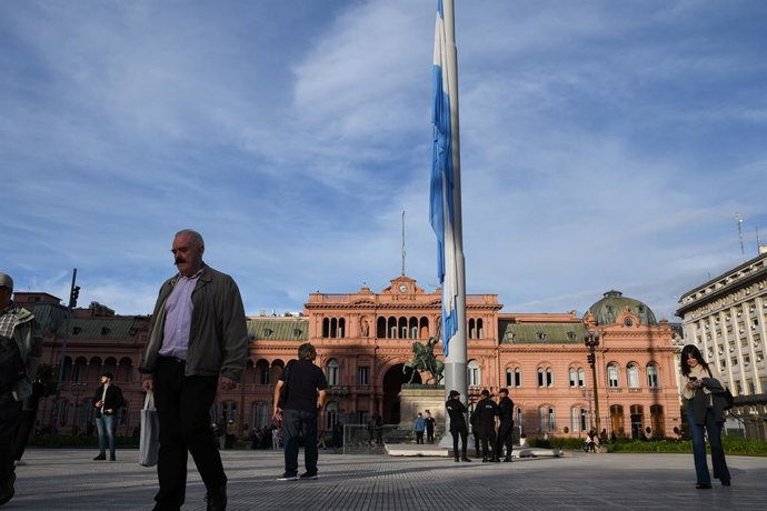 Archivo - Arquivo - Bandeiras a meio mastro na Casa Rosada após a morte do Papa Francisco, 21 de abril de 2025, em Buenos Aires (Argentina). O Papa Francisco faleceu às 7h35 do dia 21 de abril, aos 88 anos de idade, em sua residência na Casa Rosada, em Bu