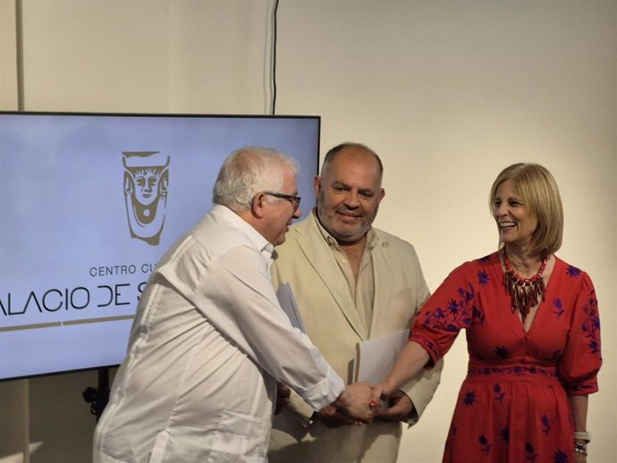 La alcaldesa de Jerez de la Frontera (Cádiz), María José García-Pelayo, el empresario jerezano, Fulgencio Meseguer, y el bodeguero riojano Roberto Amillo, en la firma de un convenio.