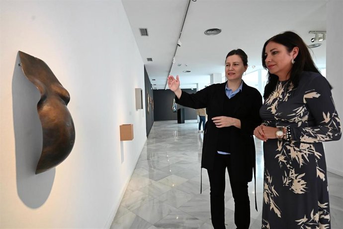 La artista Mar Arza explica una de sus obras a la vicepresidenta cuarta de la Diputación de Granada, Mónica Castillo de la Rica
