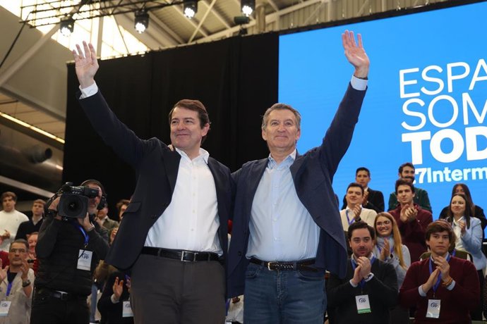 Archivo - El presidente del PP de Castilla y León y presidente de la Junta de Castilla y León, Alfonso Fernández Mañueco (i), y el presidente del Partido Popular, Alberto Núñez Feijóo (d), durante la clausura de la XXVII Intermunicipal del PP.