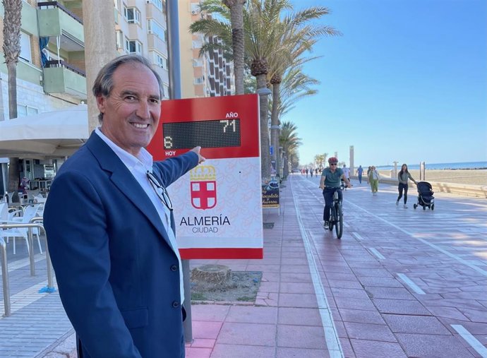 El concejal de Ciudad Activa, Movilidad Urbana y Deporte del Ayuntamiento de Almería, Antonio Casimiro, señala el nuevo contador de bicicletas instalado en el Paseo Marítimo de Almería.