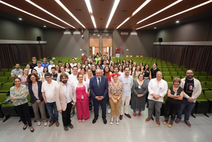 El rector (centro) junto al profesorado y alumnado participante en la jornada.