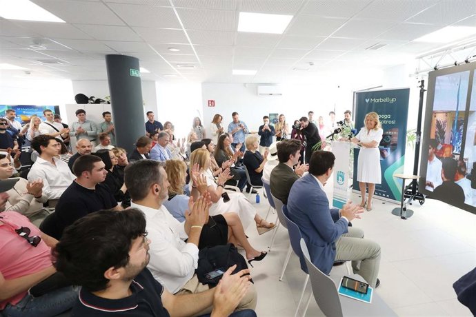 La alcaldesa ha destacado la transformación digital del tejido empresarial y el crecimiento económico de la ciudad en la entrega de diplomas de la primera edición del programa Marbellup que ha formado a más de 800 personas desde septiembre.