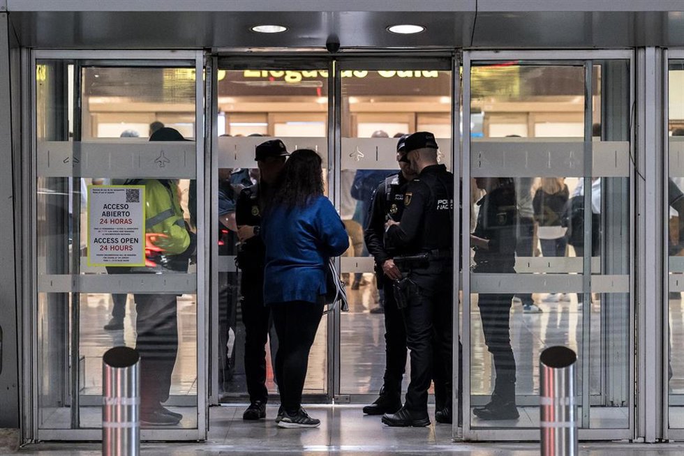 Varios agentes de la Policía Nacional en un acceso a la Terminal 4 del Aeropuerto Adolfo Suárez Madrid-Barajas, a 21 de mayo de 2025, en Madrid (España). 