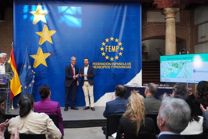Recogida del premio a El Puerto Funciona.